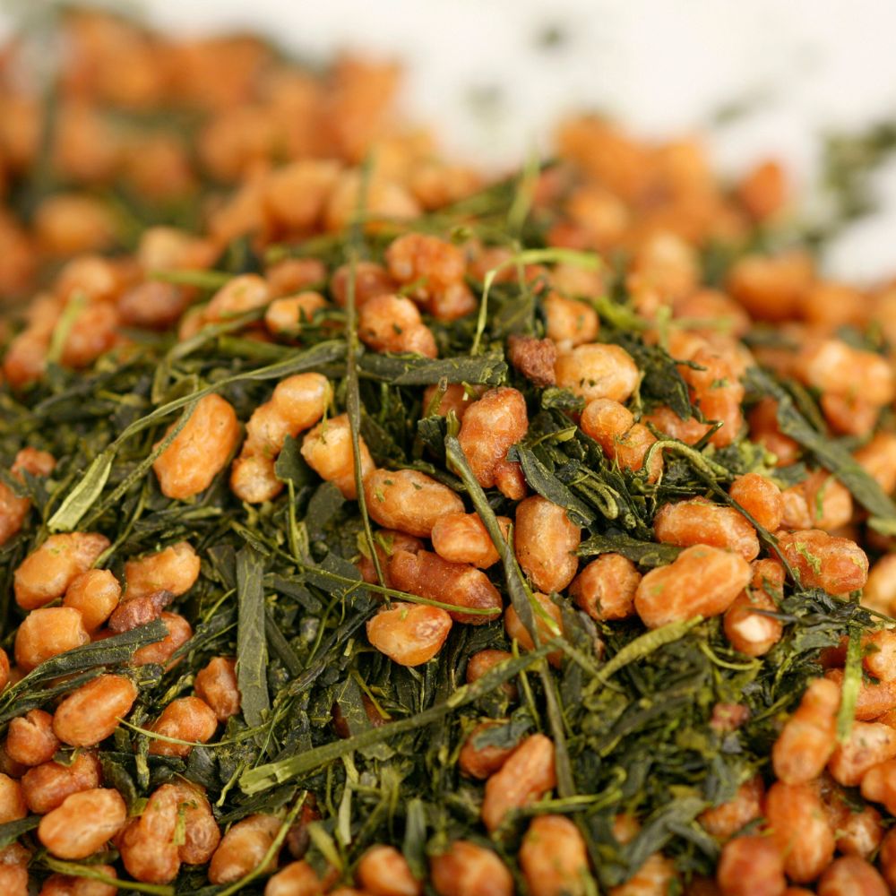 ein kleines Häufchen von Genmaicha Tee