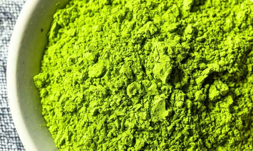 Gemahlenes Matchapulver in einem Behälter