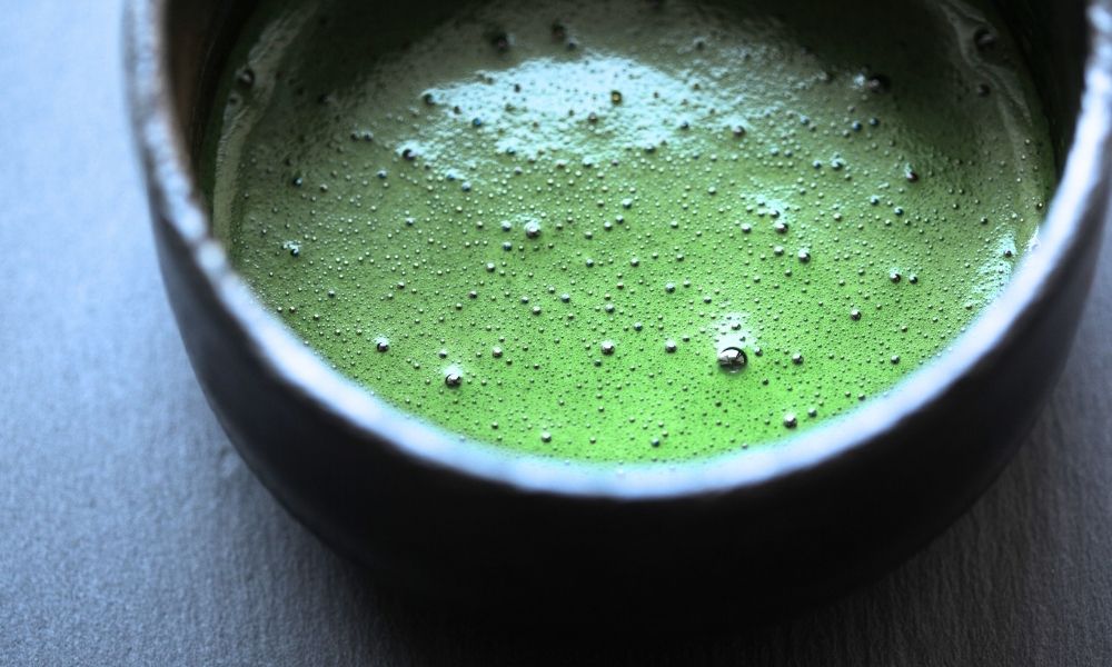 Ein schaumiger Matcha in einer Matchaschale