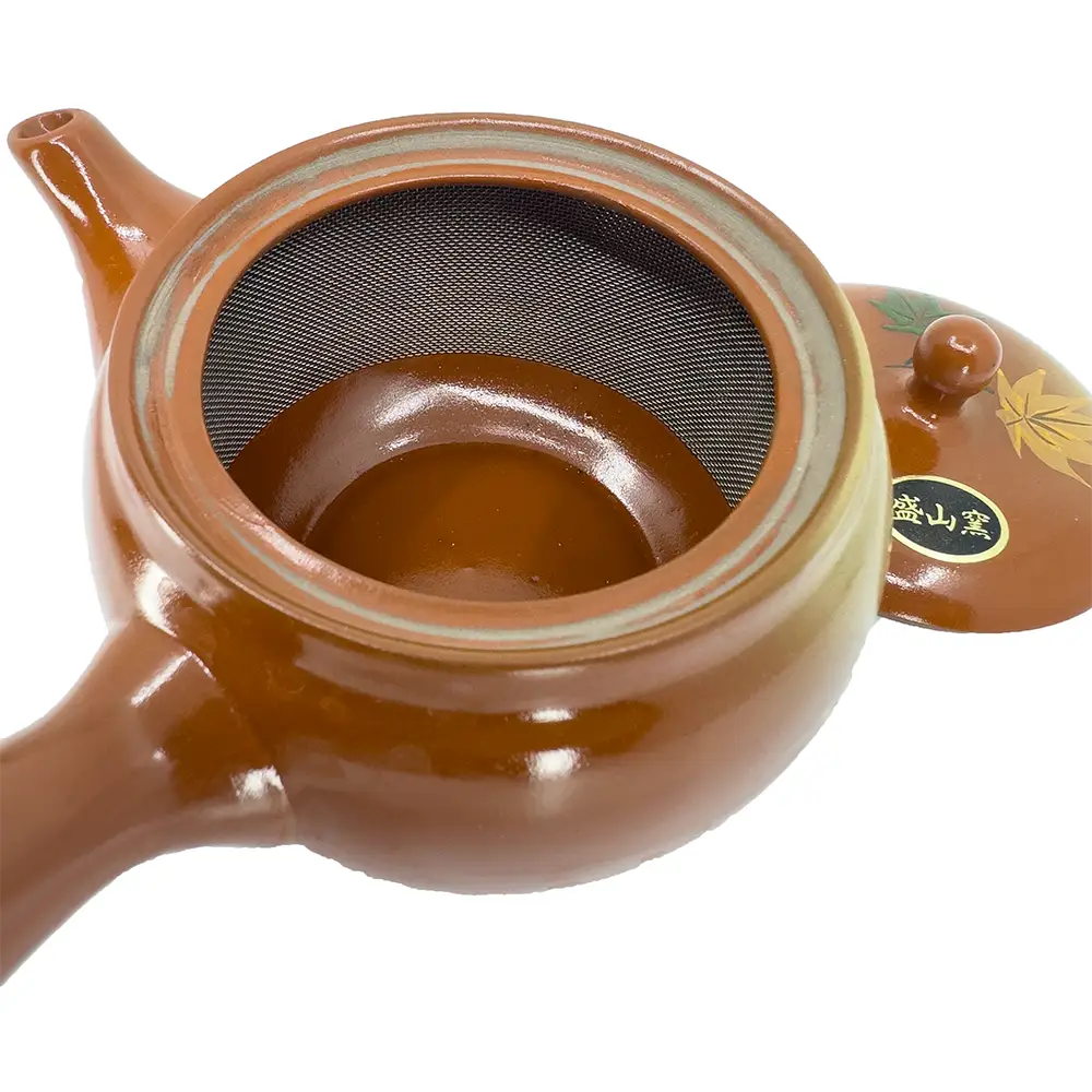 Das Panoramasieb der roten Teekanne Momiji, welches sich entlang der Innenwände der Kyusu erstreckt.