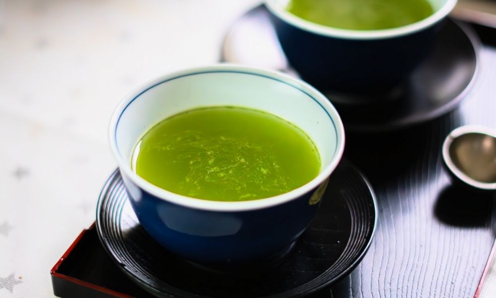 Ein leuchtender Aufguss in einer blau-weißen Teeschale