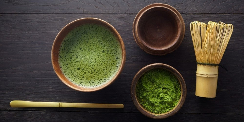 Ein Matcha zubereitet mit einem Matchaset.