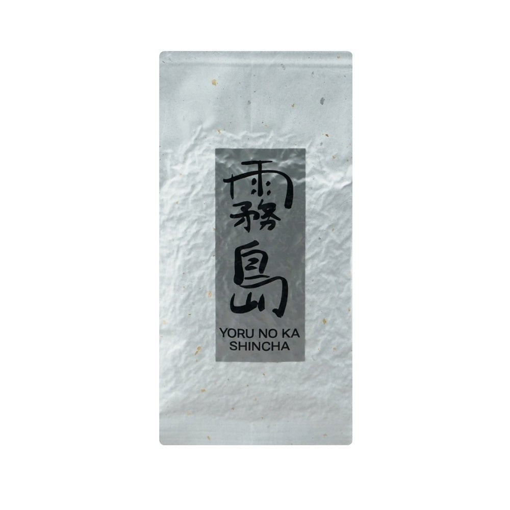 Weisse Teeverpackung mit silbernem Aufdruck und japanischen Kanji.