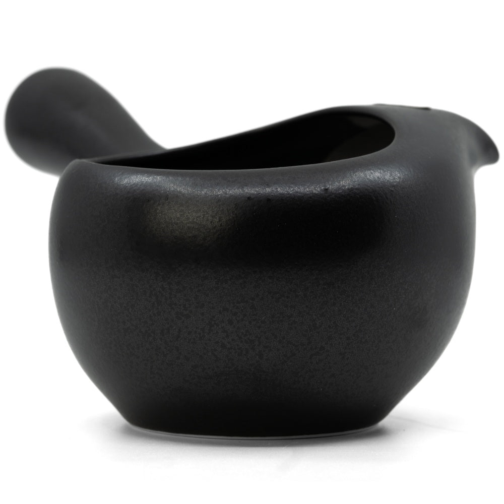 Eine schwarze Kyusu Teekanne mit einem deckellosen Design.