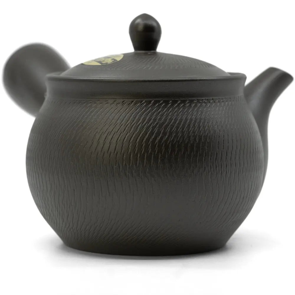 Eine schwarze Kyusu Teekanne mit mit einer Musterung auf Körper und Deckel.