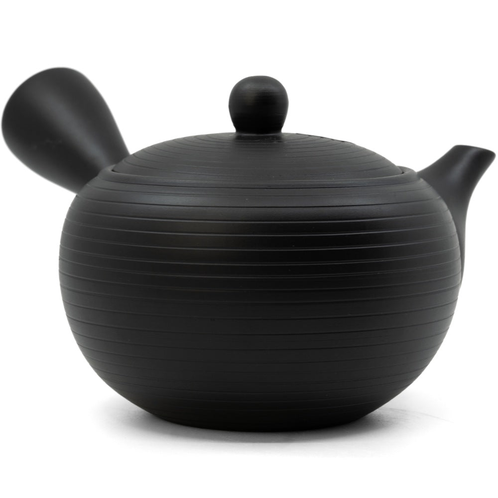 Eine schwarze Kyusu Teekanne mit Linien die Horizontal um die ganze Teekanne graviert wurden.